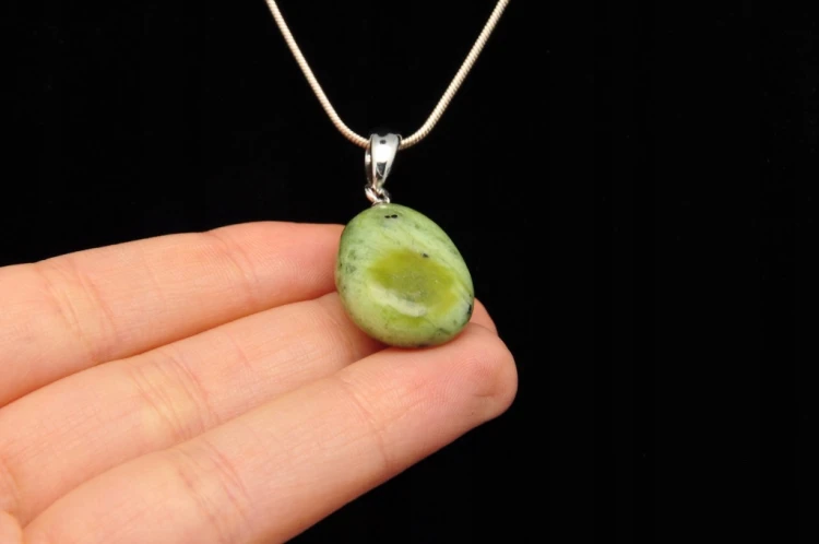 * JADEIT CHINY INTERESUJĄCA ZAWIESZKA NATURALNY MINERAŁ NR 35 *