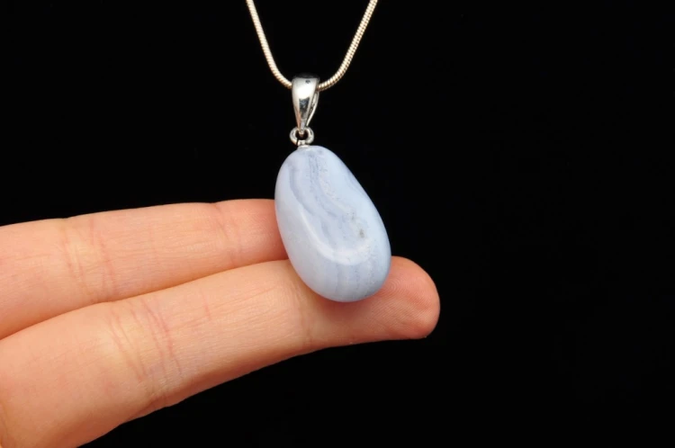 * CHALCEDON BŁĘKITNY BRAZYLIA PRZEPIĘKNA ZAWIESZKA PASTELOWA BARWA NR 24 *