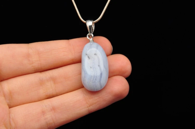 * CHALCEDON BŁĘKITNY BRAZYLIA PRZEPIĘKNA ZAWIESZKA PASTELOWA BARWA NR 24 *