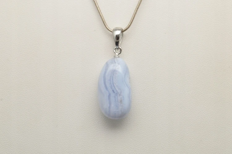 * CHALCEDON BŁĘKITNY BRAZYLIA PRZEPIĘKNA ZAWIESZKA PASTELOWA BARWA NR 24 *