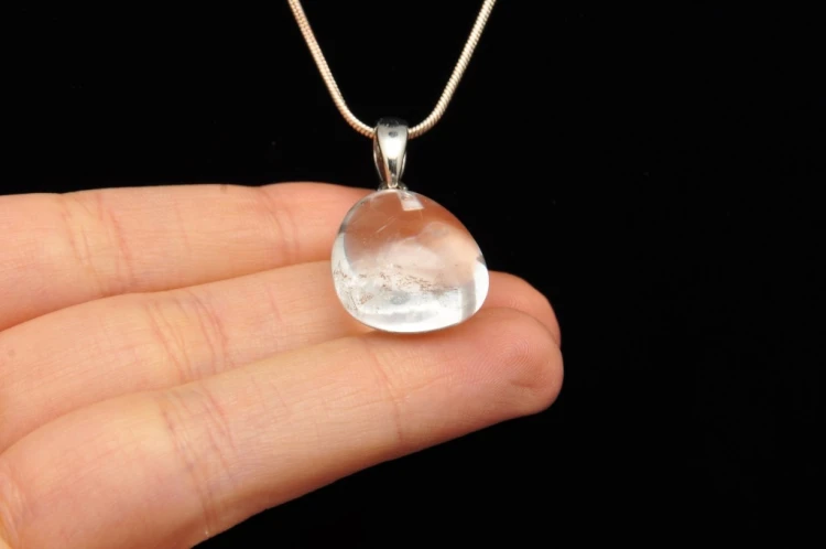 * KRYSZTAŁ GÓRSKI OWALNA UROKLIWA ZAWIESZKA MINERAŁ NATURALNY NR 1 *