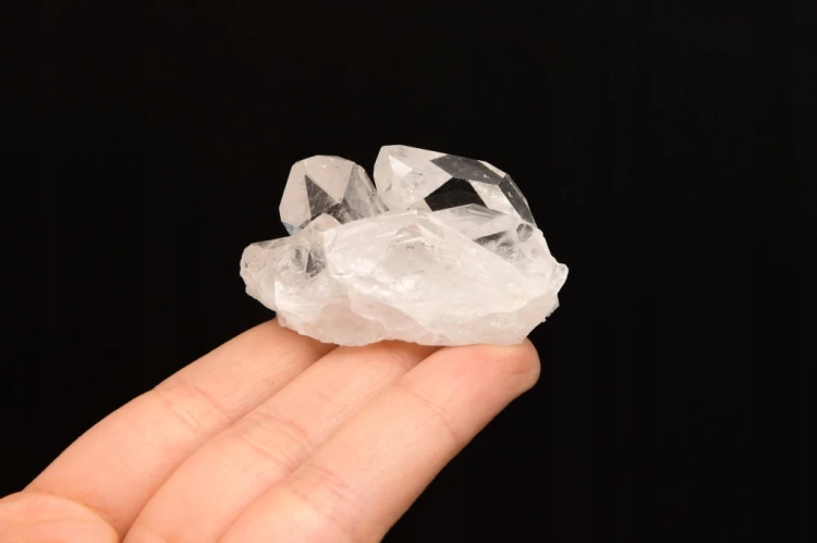 * KRYSZTAŁ GÓRSKI BRAZYLIA NATURALNY MINERAŁ SUROWA SZCZOTKA NR 7 *