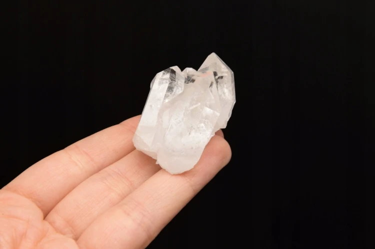 * KRYSZTAŁ GÓRSKI BRAZYLIA NATURALNY MINERAŁ SUROWA SZCZOTKA NR 7 *