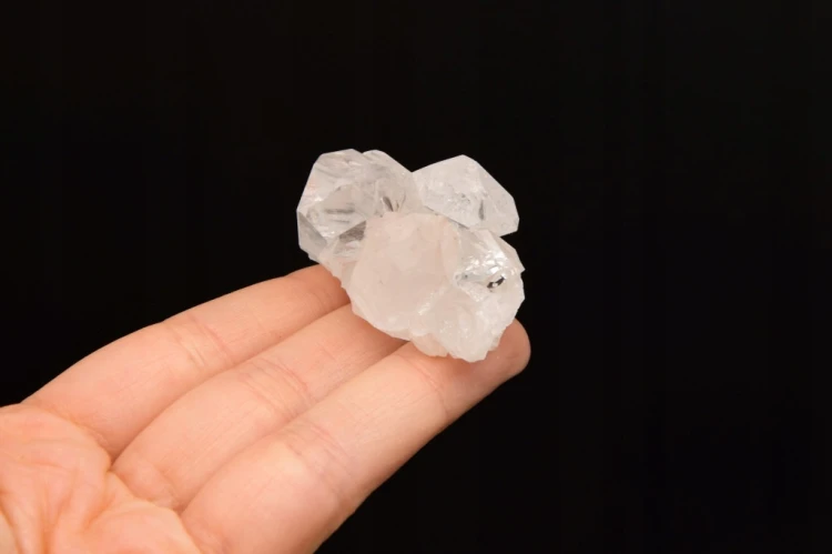 * KRYSZTAŁ GÓRSKI BRAZYLIA NATURALNY MINERAŁ SUROWA SZCZOTKA NR 7 *