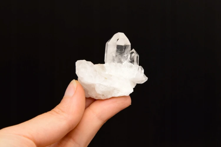 * KRYSZTAŁ GÓRSKI BRAZYLIA UROKLIWY MAŁY OKAZ SUROWY MINERAŁ NR 9 *