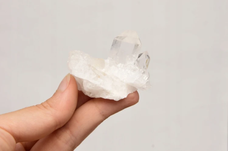 * KRYSZTAŁ GÓRSKI BRAZYLIA UROKLIWY MAŁY OKAZ SUROWY MINERAŁ NR 9 *