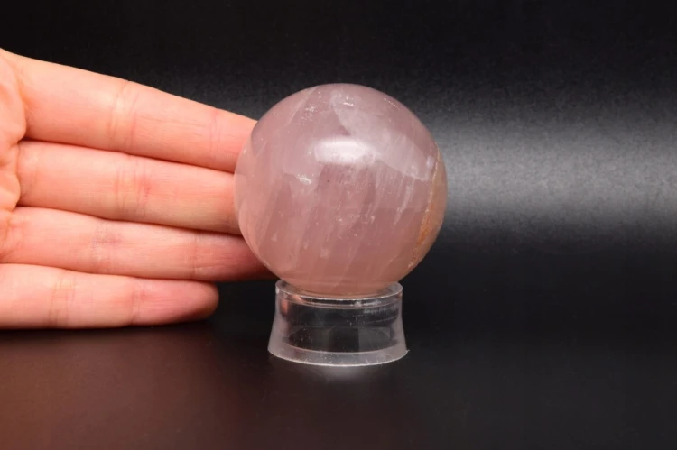 * KWARC RÓŻOWY NATURALNY MINERAŁ PIĘKNA KULA ŚLICZNA DEKORACJA NR 6 *