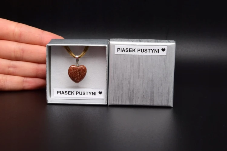 * PIASEK PUSTYNI BŁYSZCZĄCA ZAWIESZKA SERCE W PUDEŁKU NA PREZENT NR 4 *