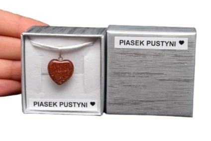 * PIASEK PUSTYNI UROCZA ZAWIESZKA SERCE W PUDEŁKU BŁYSKOTLIWY OKAZ NR 1 *