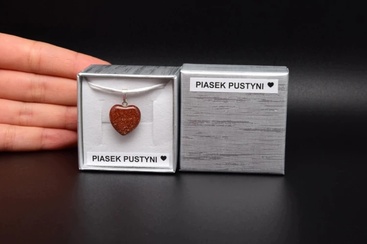 * PIASEK PUSTYNI UROCZA ZAWIESZKA SERCE W PUDEŁKU BŁYSKOTLIWY OKAZ NR 1 *