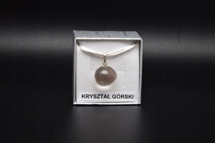 * KRYSZTAŁ GÓRSKI UROKLIWA CZYSTA MAŁA ZAWIESZKA W PUDEŁKU MINERAŁ NR 29 *
