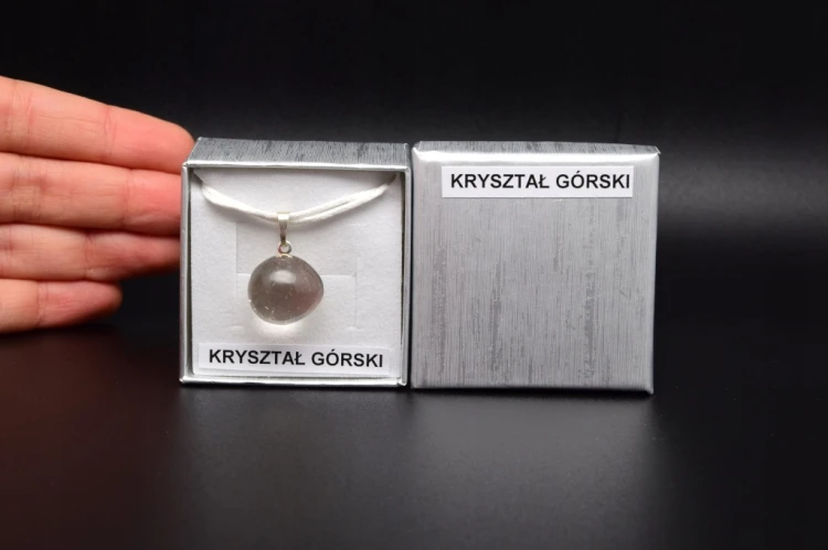 * KRYSZTAŁ GÓRSKI UROKLIWA CZYSTA MAŁA ZAWIESZKA W PUDEŁKU MINERAŁ NR 29 *