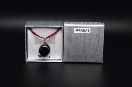 * GRANAT ŚLICZNA ZAWIESZKA NA SZNURKU W PUDEŁKU PIĘKNY OKAZ NR 16 *