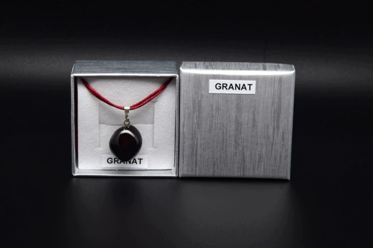 * GRANAT ŚLICZNA ZAWIESZKA NA SZNURKU W PUDEŁKU PIĘKNY OKAZ NR 16 *