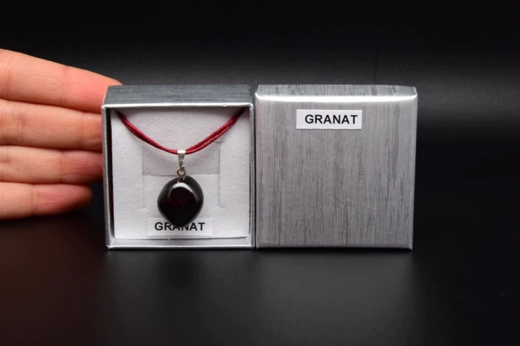 * GRANAT ŚLICZNA ZAWIESZKA NA SZNURKU W PUDEŁKU PIĘKNY OKAZ NR 16 *