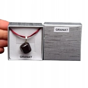 * GRANAT ELEGANCKA ZAWIESZKA NA SZNURKU W PUDEŁKU BĘBNOWANY OKAZ NR 18 *