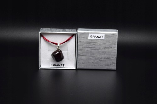* GRANAT ELEGANCKA ZAWIESZKA NA SZNURKU W PUDEŁKU BĘBNOWANY OKAZ NR 18 *