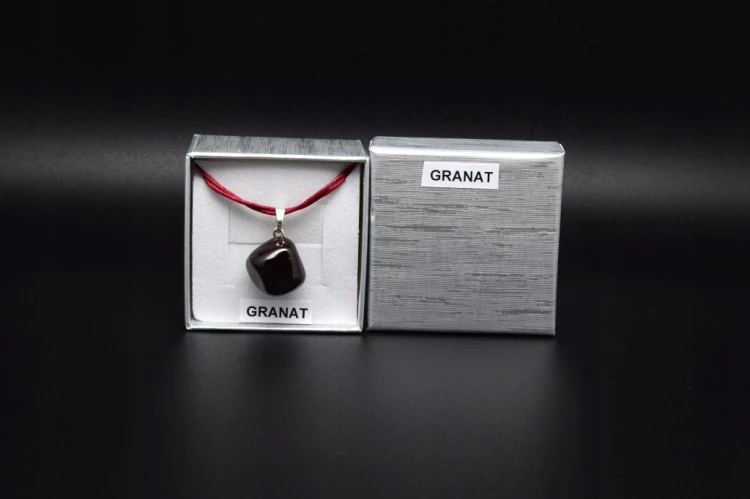 * GRANAT ELEGANCKA ZAWIESZKA NA SZNURKU W PUDEŁKU BĘBNOWANY OKAZ NR 18 *