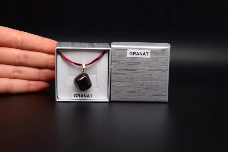 * GRANAT ELEGANCKA ZAWIESZKA NA SZNURKU W PUDEŁKU BĘBNOWANY OKAZ NR 18 *