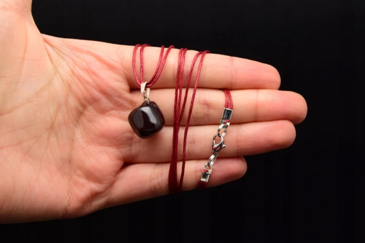 * GRANAT ELEGANCKA ZAWIESZKA NA SZNURKU W PUDEŁKU BĘBNOWANY OKAZ NR 18 *