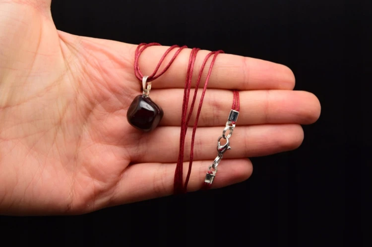 * GRANAT ELEGANCKA ZAWIESZKA NA SZNURKU W PUDEŁKU BĘBNOWANY OKAZ NR 18 *
