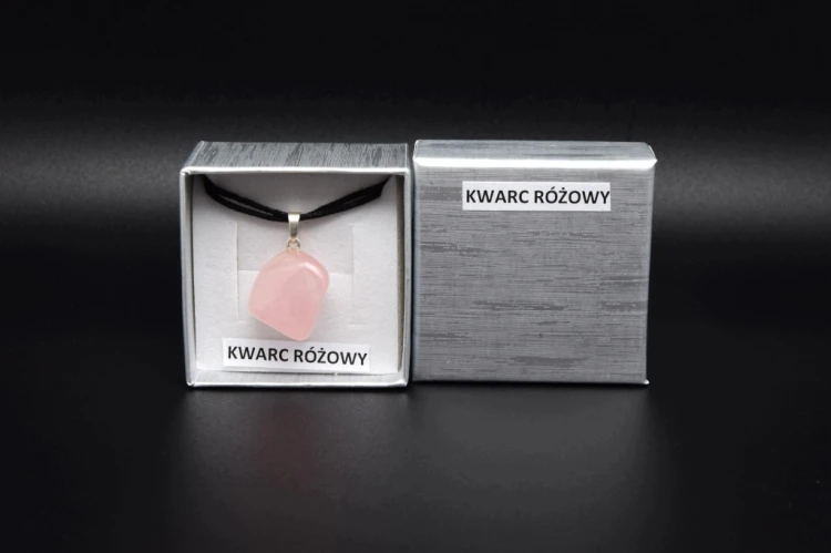 * KWARC RÓŻOWY ŚLICZNA ZAWIESZKA NA SZNURKU W PUDEŁKU PIĘKNA BARWA NR 22 *