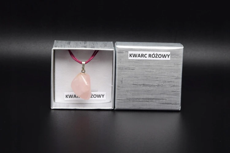 * KWARC RÓŻOWY UROKLIWA ZAWIESZKA NA SZNURKU W PUDEŁKU NR 25 *