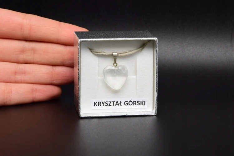* KRYSZTAŁ GÓRSKI CUDOWNA MAŁA ZAWIESZKA SERCE NA SZNURKU W PUDEŁKU NR 32 *