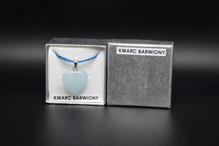 * KWARC BARWIONY UROKLIWA BŁĘKITNA ZAWIESZKA SERCE W PUDEŁKU NR 31 *