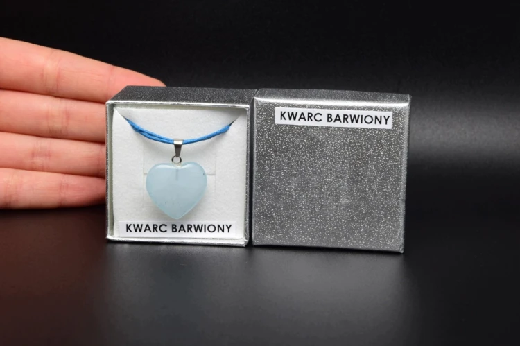 * KWARC BARWIONY UROKLIWA BŁĘKITNA ZAWIESZKA SERCE W PUDEŁKU NR 31 *