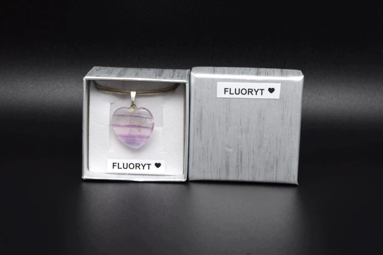 * FLUORYT ŚLICZNA ZAWIESZKA SERCE W PUDEŁKU PÓŁPRZEZROCZYSTY OKAZ NR 24 *