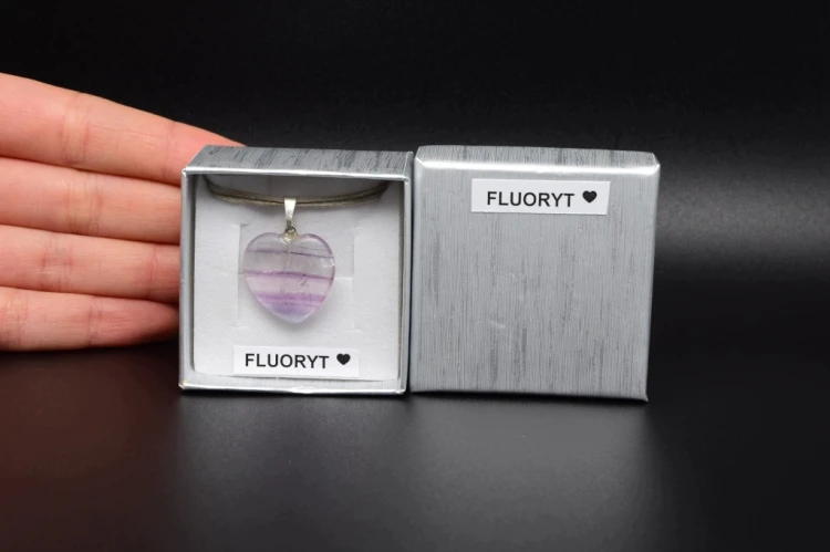 * FLUORYT ŚLICZNA ZAWIESZKA SERCE W PUDEŁKU PÓŁPRZEZROCZYSTY OKAZ NR 24 *