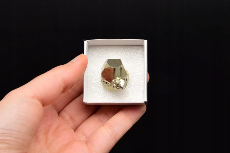 * KOSTKA PIRYTU PERU ZJAWISKOWY MINERAŁ CIEKAWY KSZTAŁT NR 3 *