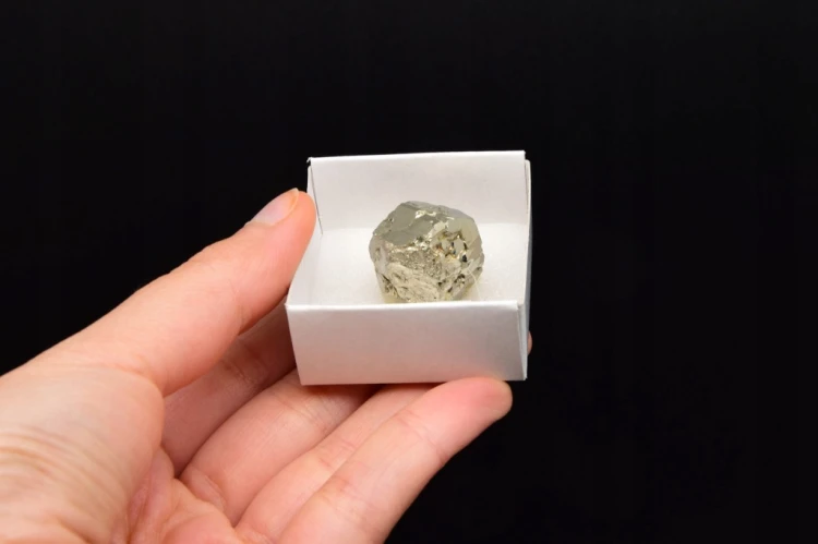 * KOSTKA PIRYTU PERU CIEKAWY MINERAŁ ŚWIETNY OKAZ NA PREZENT NR 1 *