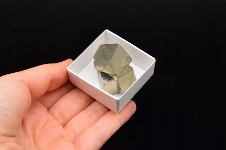 * KOSTKA PIRYTU HISZPANIA WYJĄTKOWY MINERAŁ ŚWIETNY KSZTAŁT NR 4 *