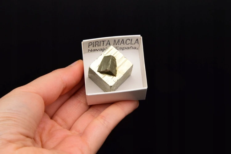 * KOSTKA PIRYTU HISZPANIA PRZEPIĘKNY OKAZ INTERESUJĄCY MINERAŁ NR 1 *