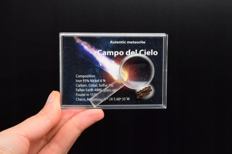 * METEORYT CAMPO DEL CIELO W PUDEŁKU Z LUPĄ DO KOLEKCJI NR 9 *