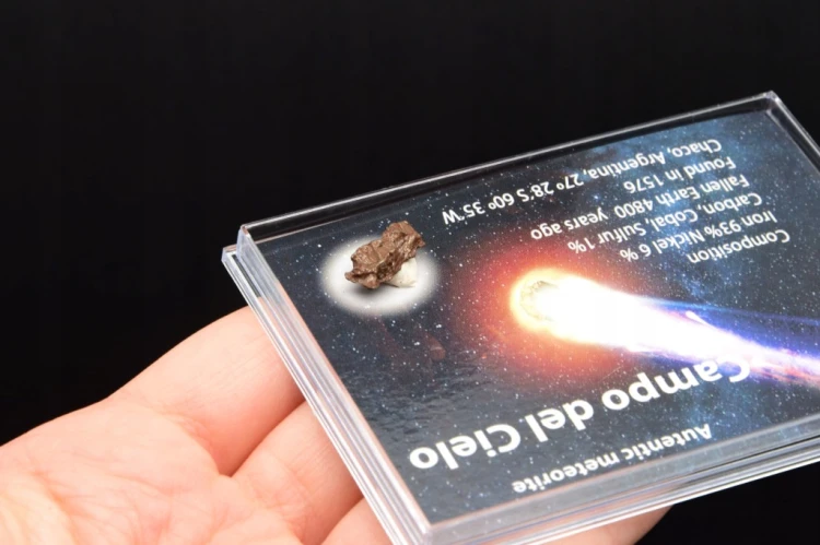 * METEORYT CAMPO DEL CIELO W PUDEŁKU Z LUPĄ DO KOLEKCJI NR 9 *