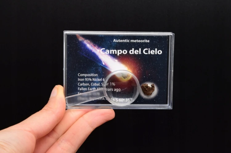 * METEORYT CAMPO DEL CIELO W PUDEŁKU Z LUPĄ CIEKAWY KSZTAŁT NR 2 *