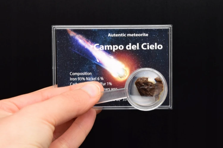 * METEORYT CAMPO DEL CIELO W PUDEŁKU Z LUPĄ CIEKAWY KSZTAŁT NR 2 *