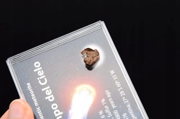 * METEORYT CAMPO DEL CIELO W PUDEŁKU Z LUPĄ CIEKAWY KSZTAŁT NR 2 *