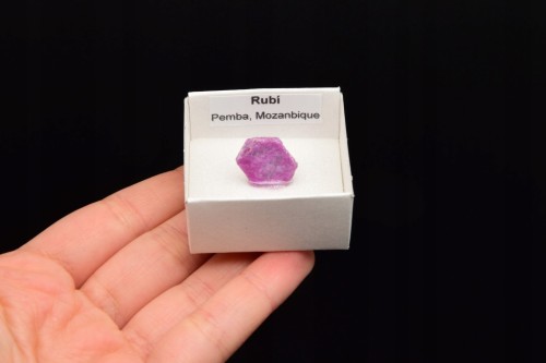 * RUBIN MOZAMBIK PIĘKNY MINERAŁ DO KOLEKCJI ŚWIECĄCY W UV NR 7 *