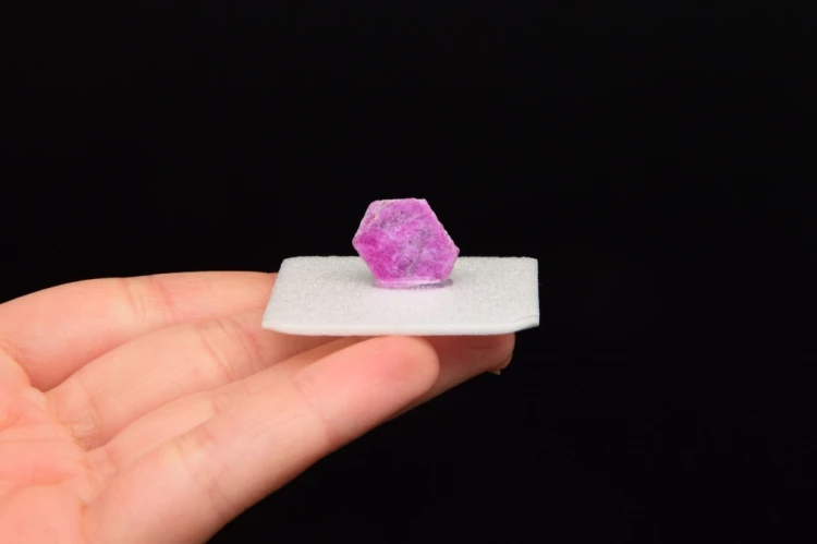 * RUBIN MOZAMBIK PIĘKNY MINERAŁ DO KOLEKCJI ŚWIECĄCY W UV NR 7 *