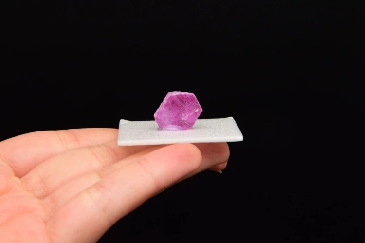 * RUBIN MOZAMBIK PIĘKNY MINERAŁ DO KOLEKCJI ŚWIECĄCY W UV NR 7 *