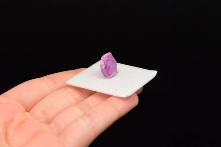 * RUBIN MOZAMBIK PIĘKNY MINERAŁ DO KOLEKCJI ŚWIECĄCY W UV NR 7 *