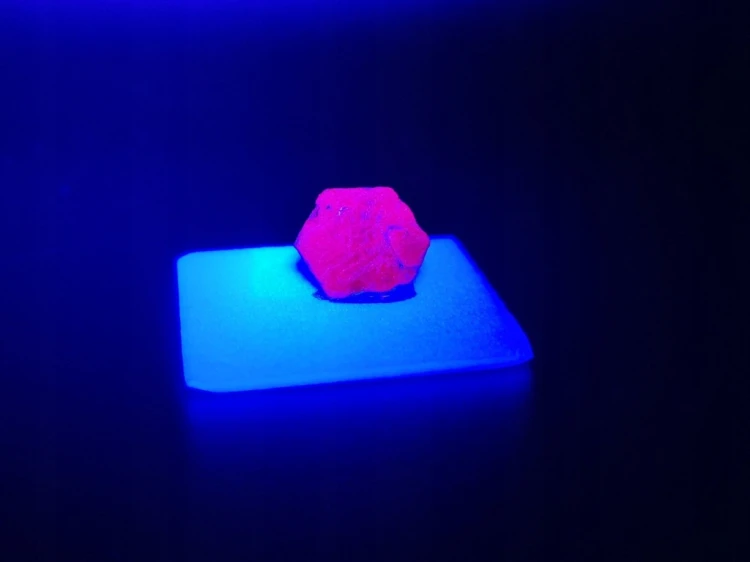 * RUBIN MOZAMBIK WYJĄTKOWY OKAZ W PUDEŁECZKU ŚWIECĄCY W UV NR 4 *