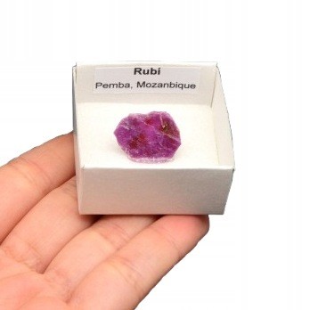 * RUBIN MOZAMBIK PIĘKNY MINERAŁ W PUDEŁECZKU ŚWIECI W UV NR 2 *