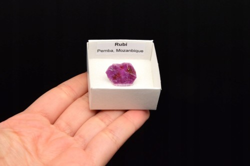 * RUBIN MOZAMBIK PIĘKNY MINERAŁ W PUDEŁECZKU ŚWIECI W UV NR 2 *