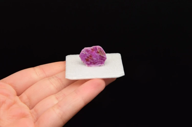* RUBIN MOZAMBIK PIĘKNY MINERAŁ W PUDEŁECZKU ŚWIECI W UV NR 2 *