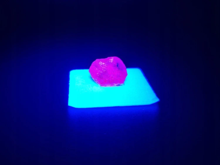 * RUBIN MOZAMBIK PIĘKNY MINERAŁ W PUDEŁECZKU ŚWIECI W UV NR 2 *